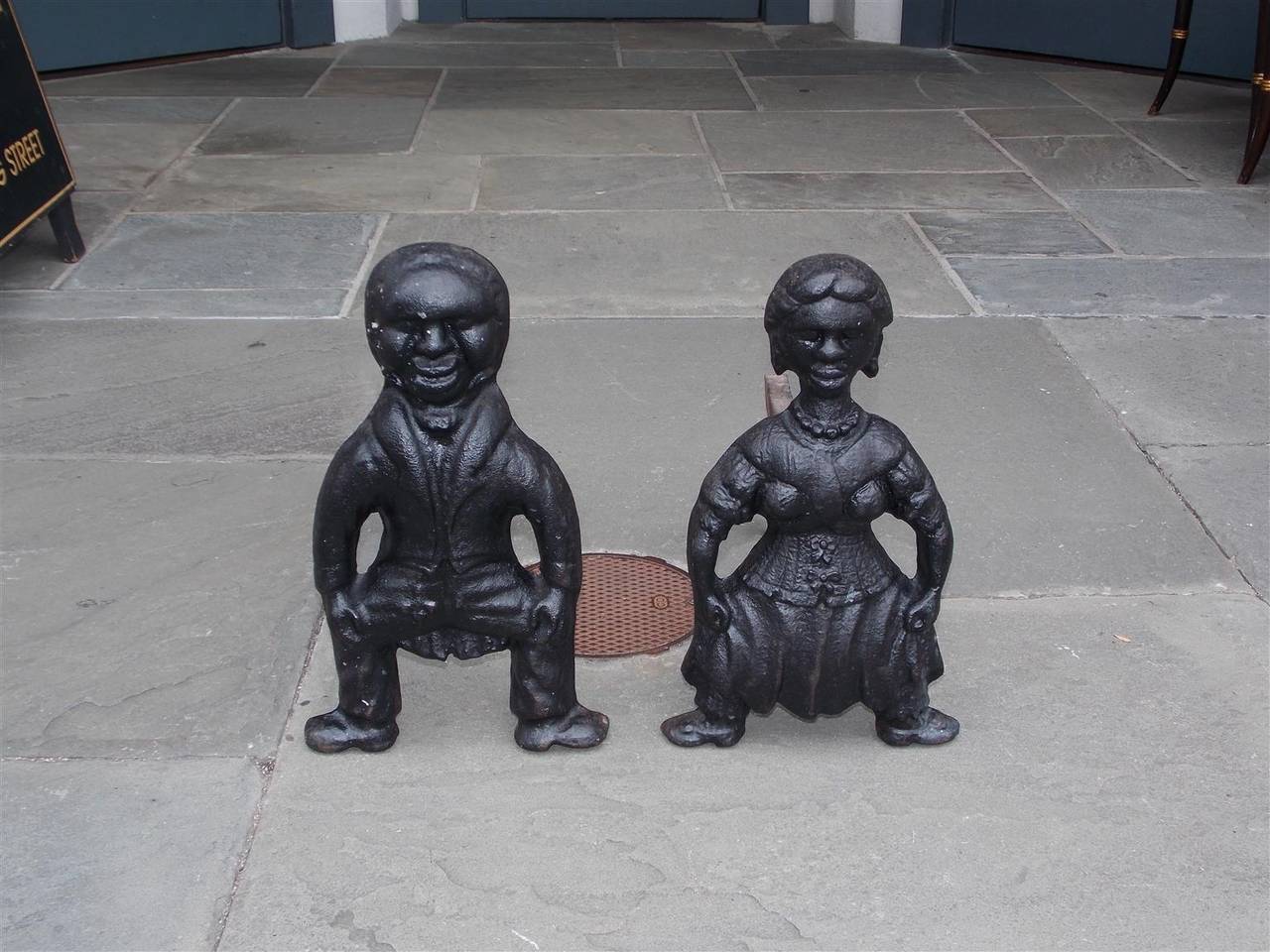 Pareja de morillos figurados americanos de hierro fundido. Alrededor de 1840 en venta 1