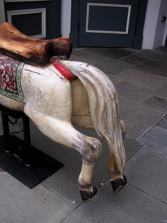 Deutsches handgeschnitztes Holz und bemaltes Karussellpferd mit Sattelsitz, 19. Jahrhundert im Angebot 4