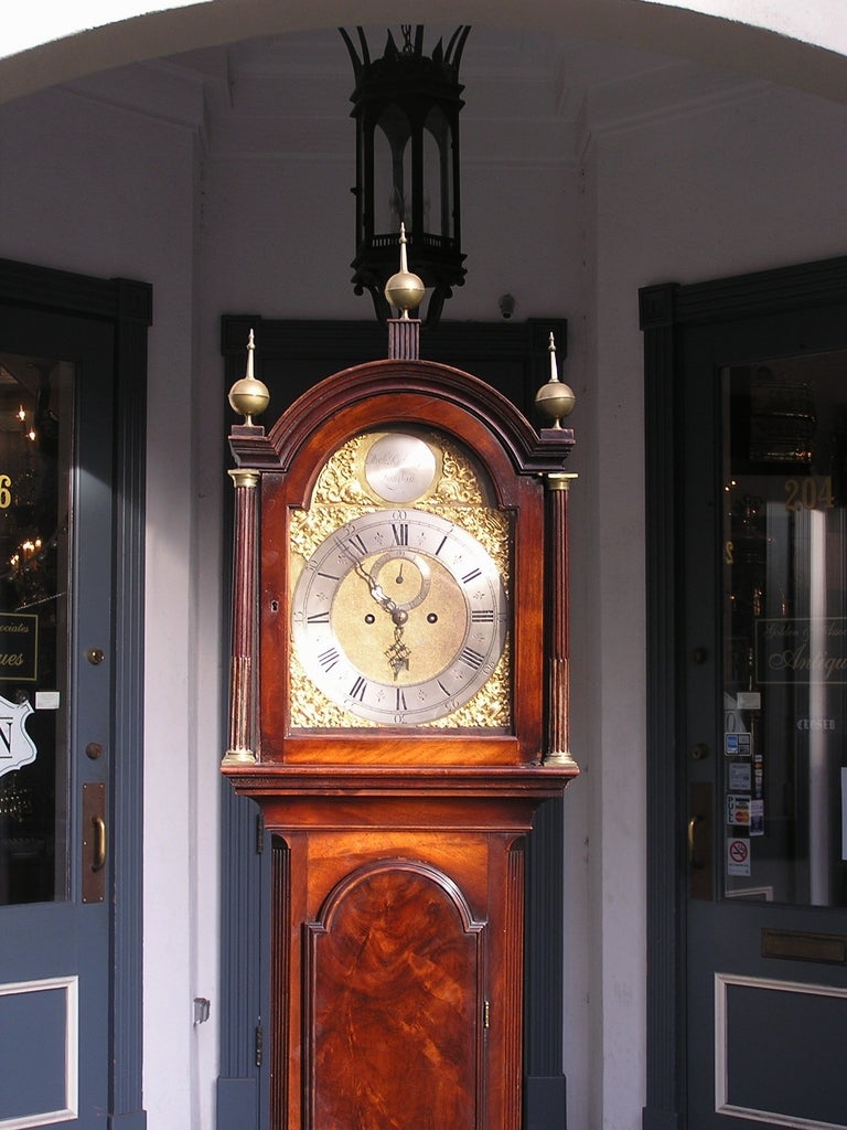 George III Horloge anglaise à grand boîtier en acajou signée par le fabricant M. Richardson, Londres, vers 1790 en vente