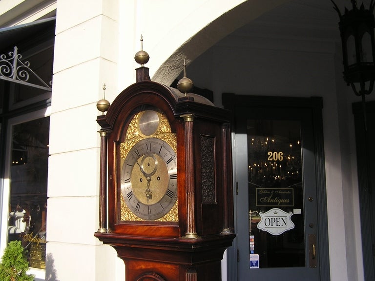 Englische Mahagoni-Gehäuseuhr aus englischem Mahagoni, signiert von Hersteller M. Richardson, London, um 1790 (Handgeschnitzt) im Angebot