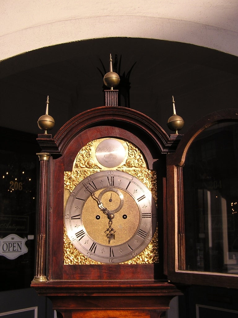 Sculpté à la main Horloge anglaise à grand boîtier en acajou signée par le fabricant M. Richardson, Londres, vers 1790 en vente