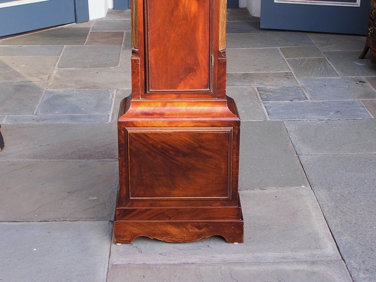 Laiton Horloge anglaise à grand boîtier en acajou signée par le fabricant M. Richardson, Londres, vers 1790 en vente