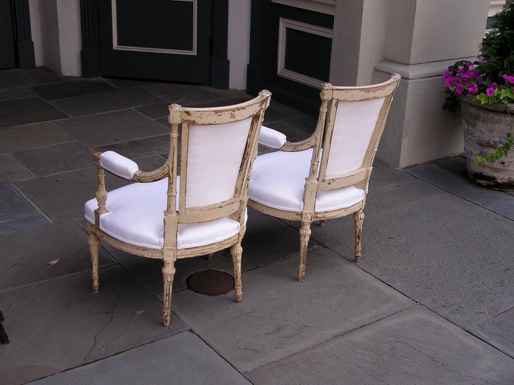 Pareja de sillones neoclásicos italianos pintados y tapizados con medallón, c. 1790 en venta 2