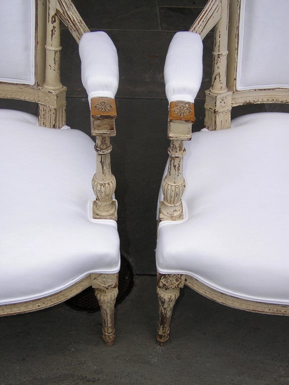 Pareja de sillones neoclásicos italianos pintados y tapizados con medallón, c. 1790 finales del siglo XVIII en venta