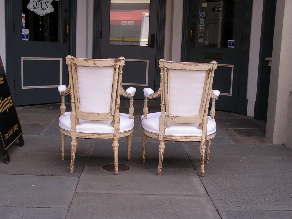 Pareja de sillones neoclásicos italianos pintados y tapizados con medallón, c. 1790 en venta 1