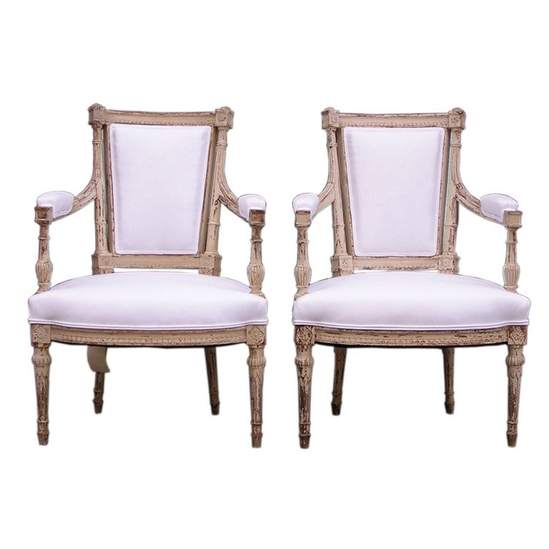 Pareja de sillones neoclásicos italianos pintados y tapizados con medallón, c. 1790 en venta