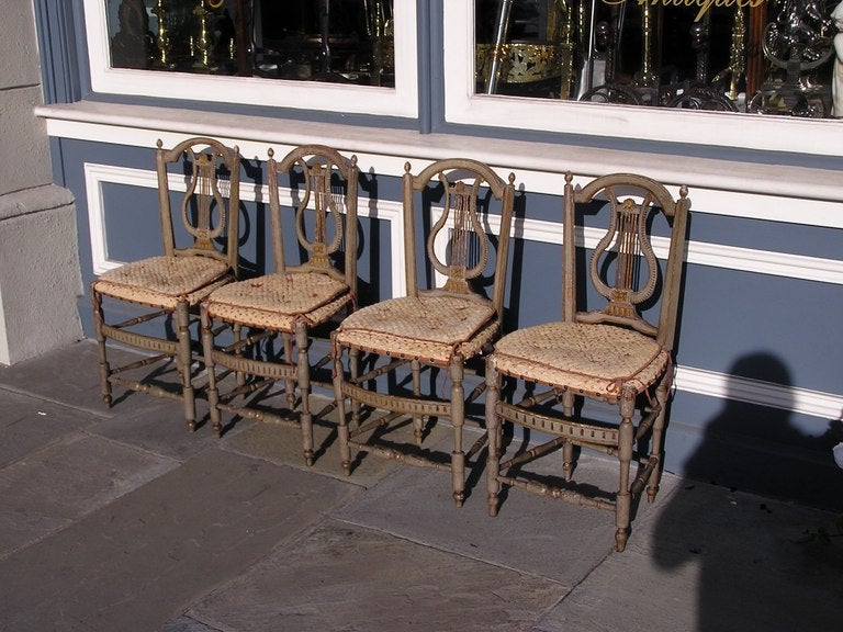 Ensemble de quatre chaises d'appoint italiennes à dossier en forme de lyre peintes et dorées Excellent état - En vente à Charleston, SC
