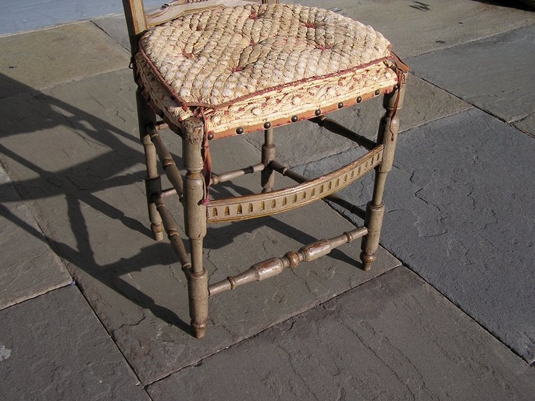 Ensemble de quatre chaises d'appoint italiennes à dossier en forme de lyre peintes et dorées en vente 3