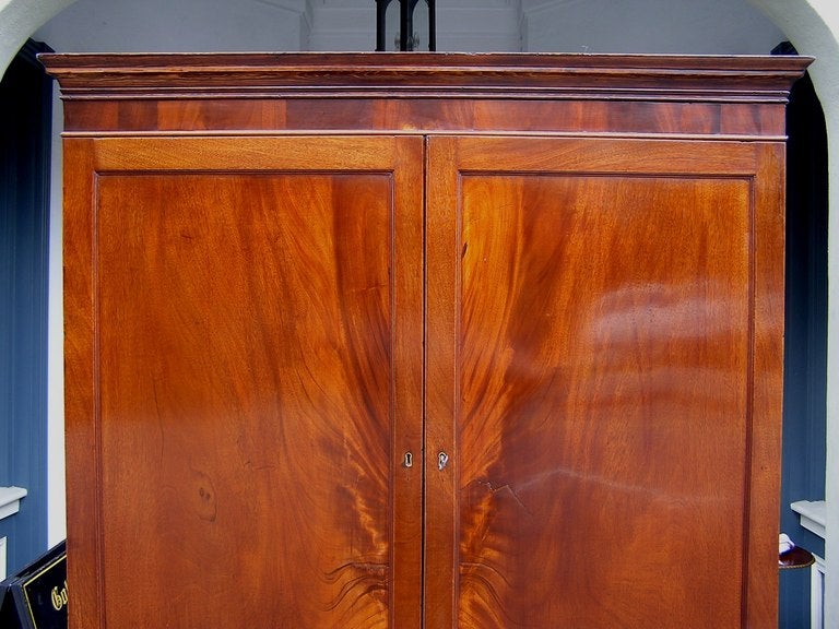 American Mahogany Book Matched Graduated Linen Press. Circa 1790 In Excellent Condition In Hollywood, SC