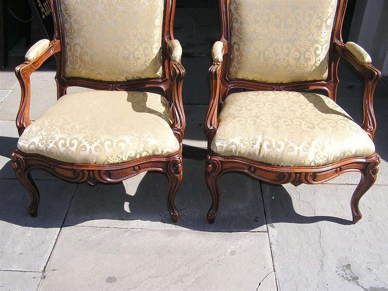 Satz von vier italienischen Bergere-Stühlen aus Nussbaumholz, um 1790 im Zustand „Hervorragend“ im Angebot in Hollywood, SC