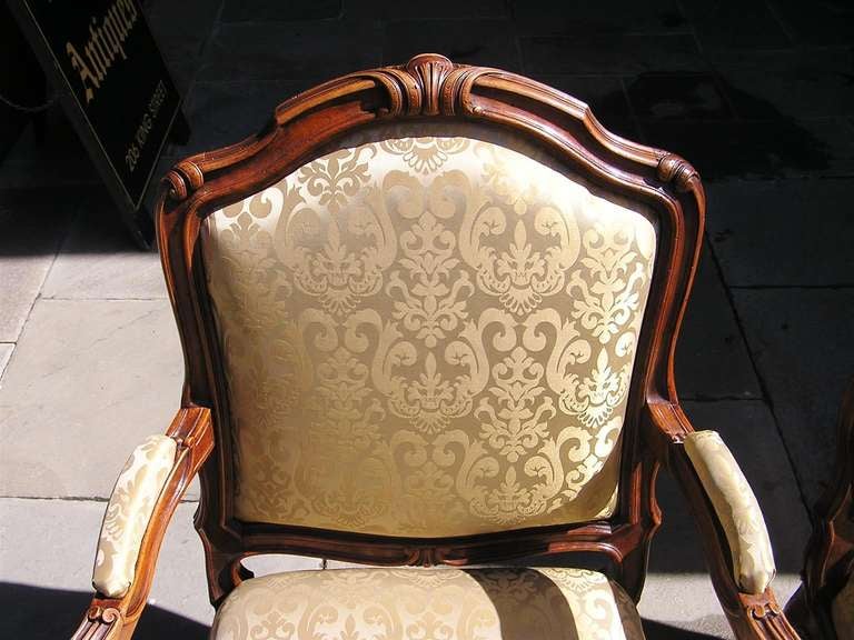 Satz von vier italienischen Bergere-Stühlen aus Nussbaumholz, um 1790 (18. Jahrhundert und früher) im Angebot