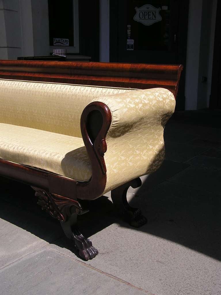 American Mahogany Classical Swan Sofa, Philadelphia, Circa 1815 In Excellent Condition For Sale In Hollywood, SC