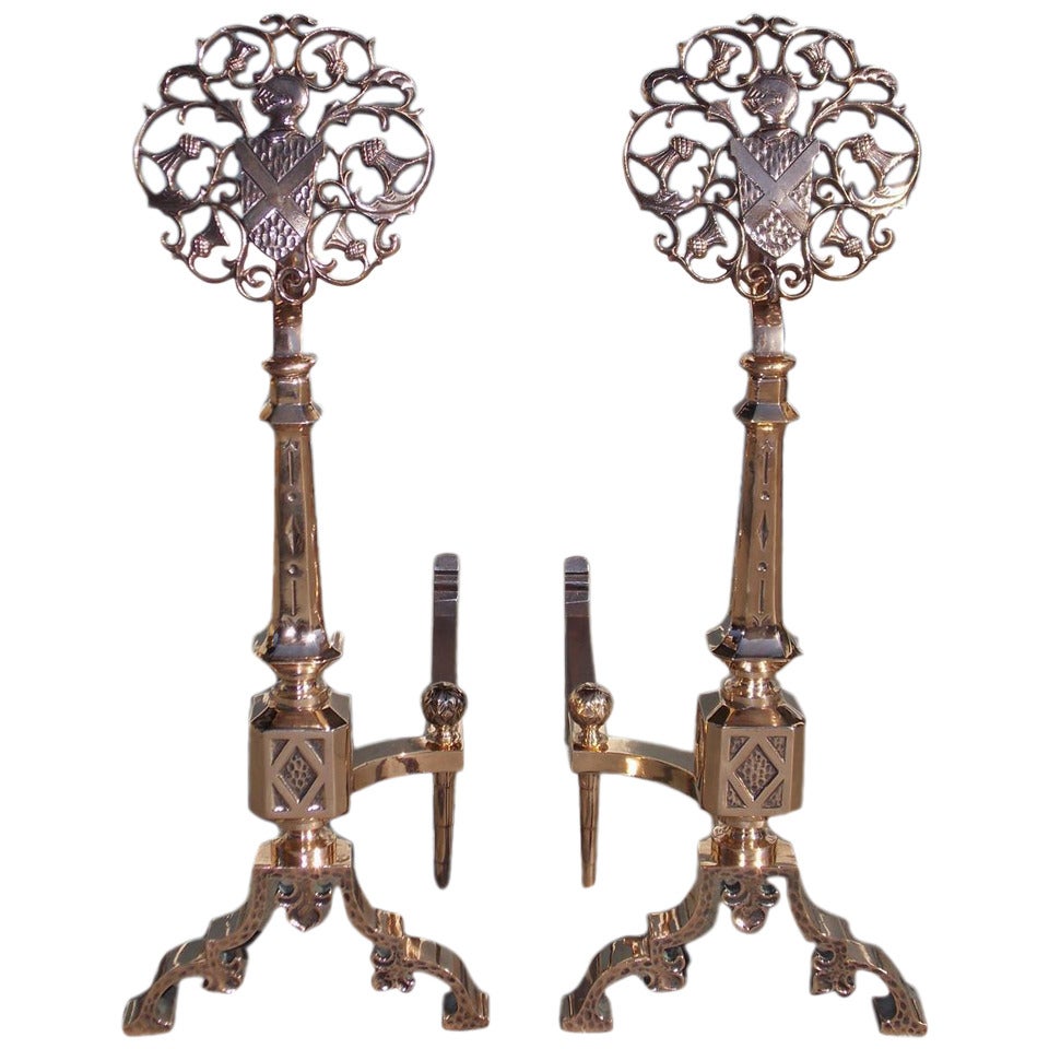 Pareja de morillos franceses de latón con medallón y escudo. C. 1830