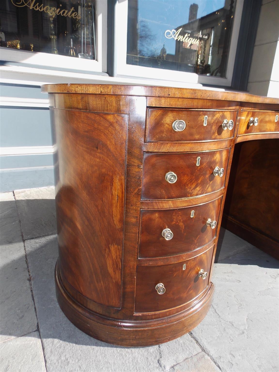 American Regency Walnut Leather Top Kidney Desk, Circa 1780 In Excellent Condition In Charleston, SC