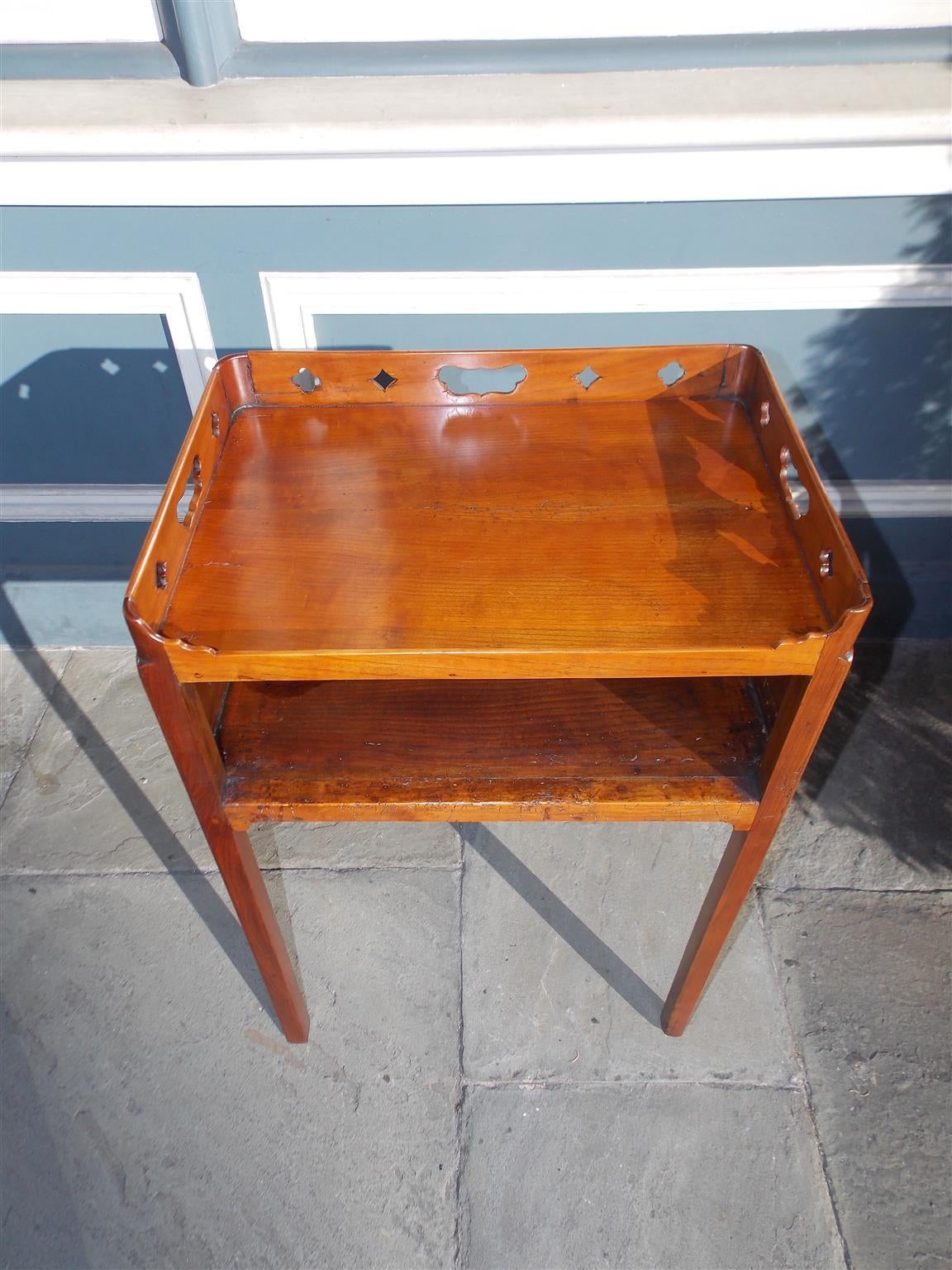 English Chippendale Mahogany Side Table.  Circa 1790 In Excellent Condition For Sale In Hollywood, SC
