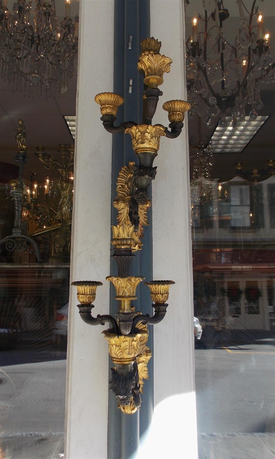Paire d'appliques florales françaises en bronze doré, vers 1810 Excellent état - En vente à Hollywood, SC
