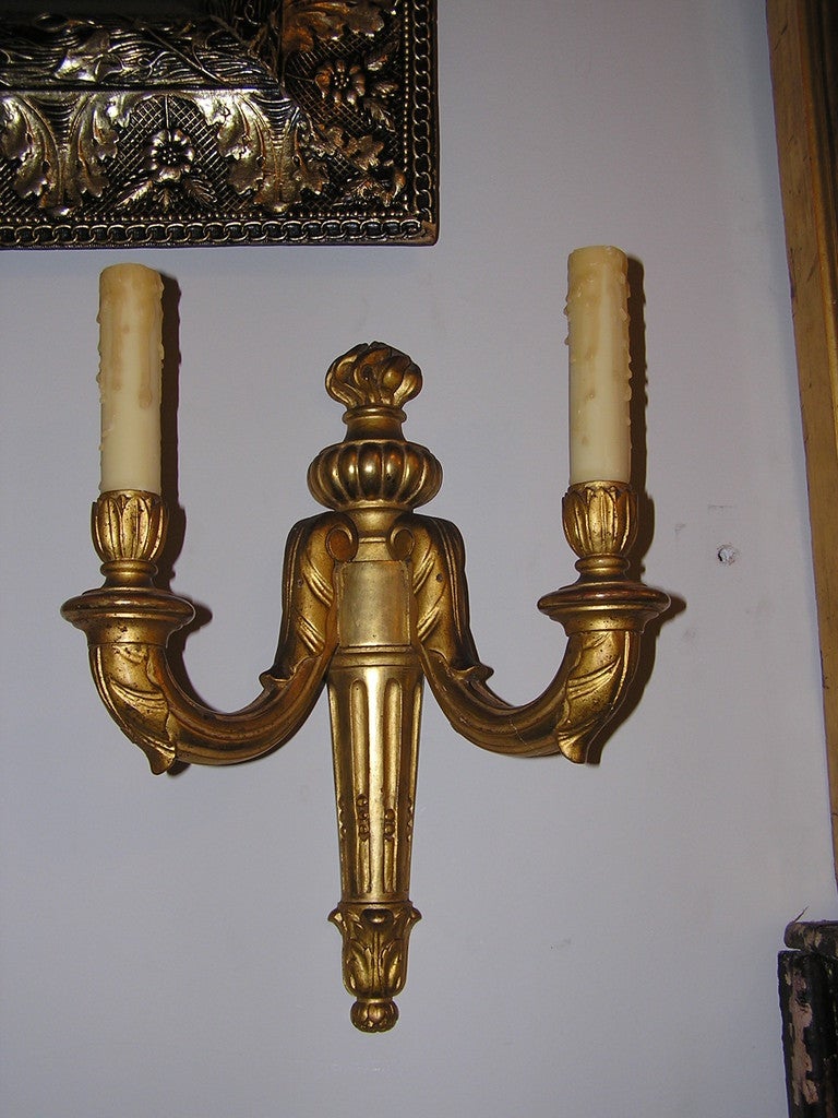 Pareja de candelabros franceses de madera dorada en Excelente estado para la venta en Charleston, SC