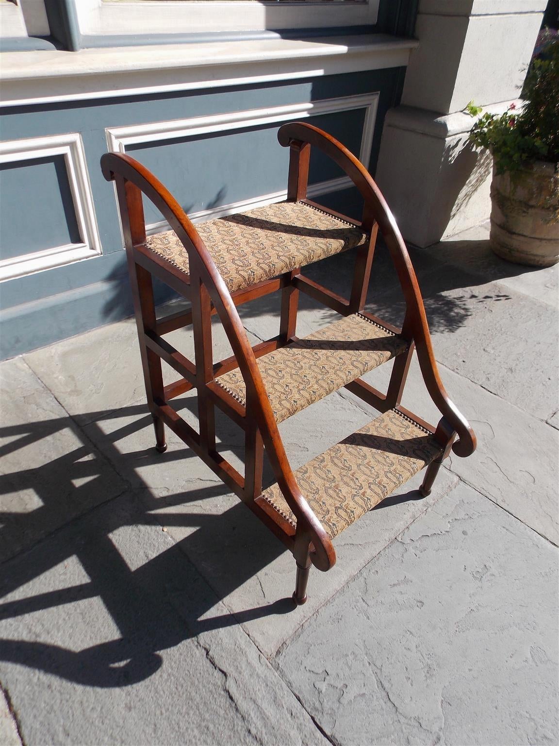 American Mahogany Serpentine Rail Library Steps, Circa 1810 In Excellent Condition For Sale In Hollywood, SC
