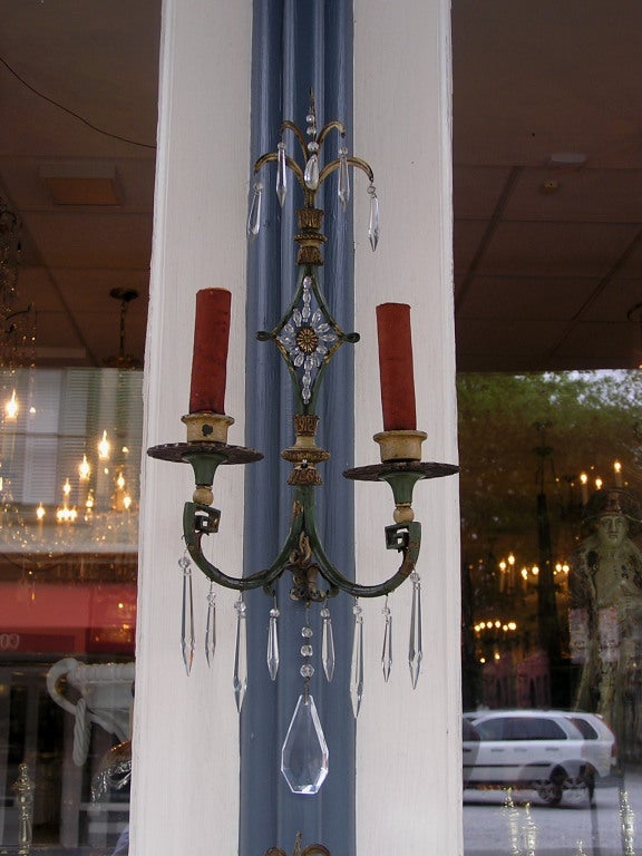 Dorato Coppia di appliques in cristallo a due bracci dipinte e dorate, circa 1810 in vendita