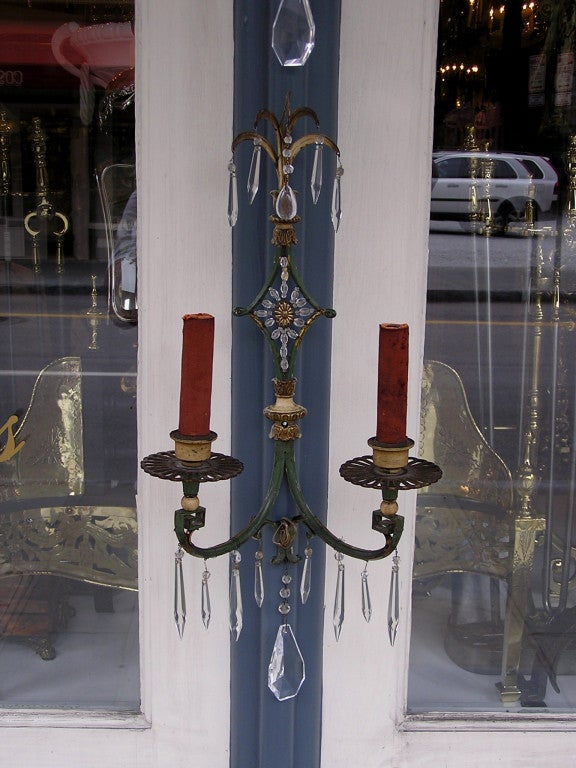 Zwei italienische bemalte und vergoldete zweiarmige Kristall-Wandleuchter, um 1810 im Zustand „Hervorragend“ im Angebot in Hollywood, SC