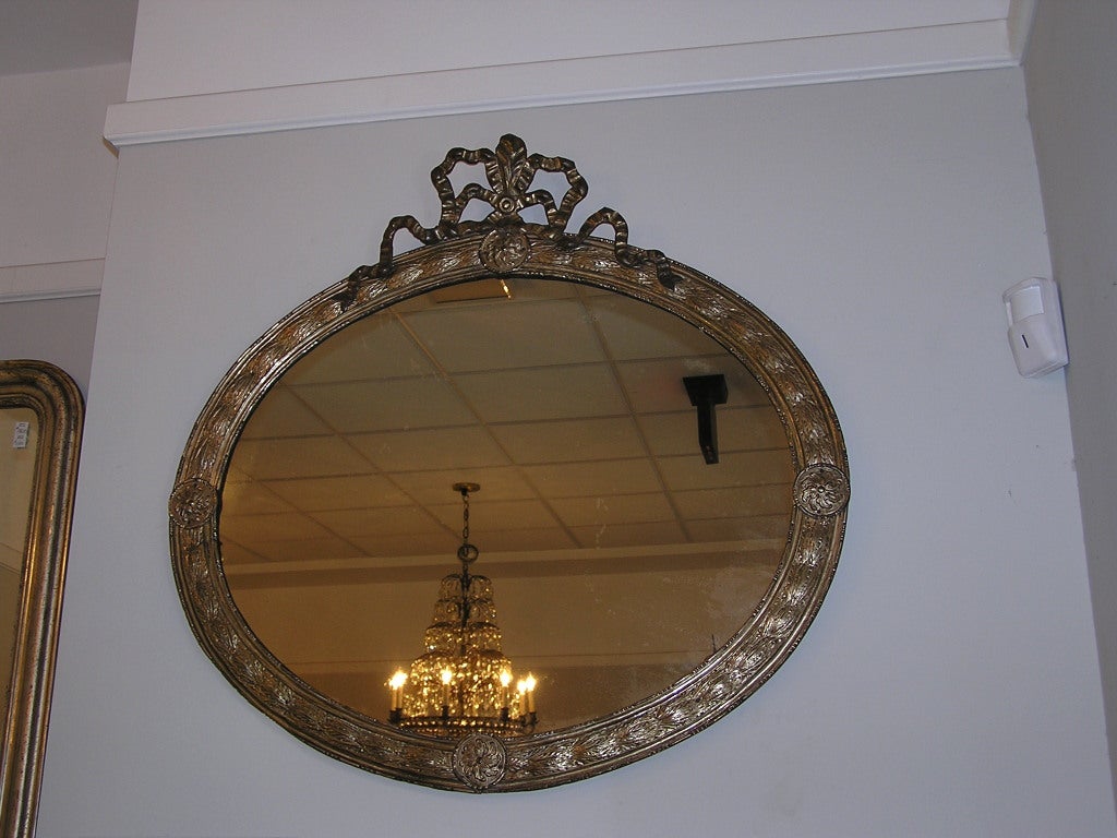 Fatto a mano Specchio da parete ovale francese in argento dorato e stagno con cartiglio centrale a nastro, 1840 ca. in vendita