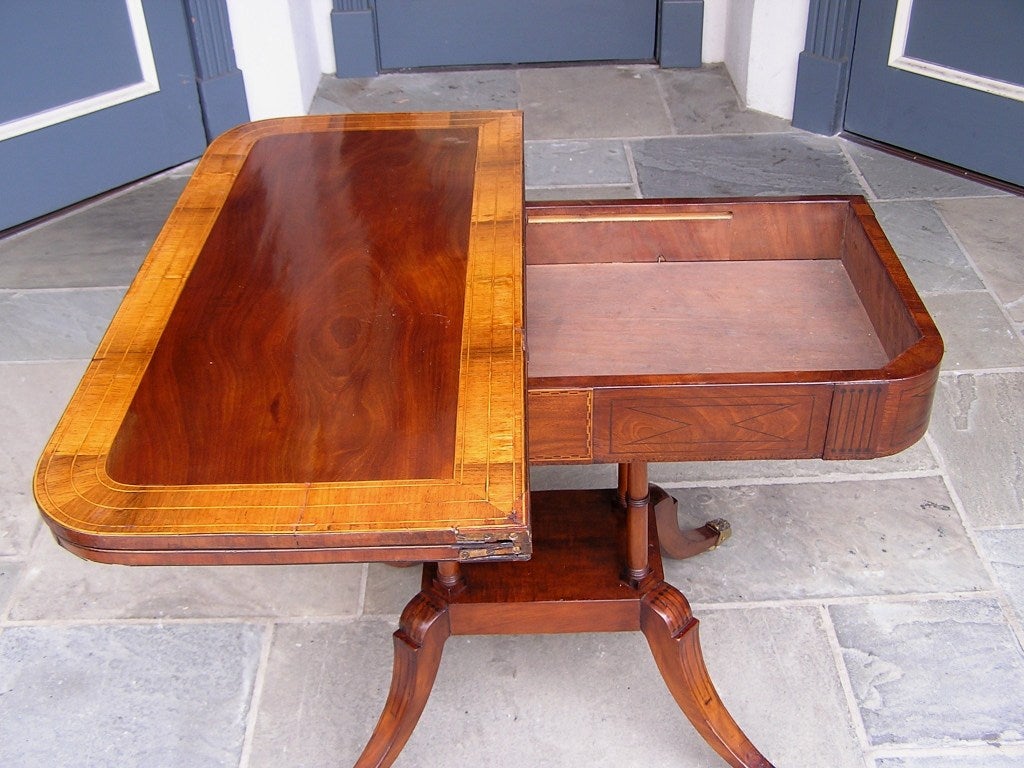 Englischer englischer Spieltisch aus Mahagoni, Seidenholz und Ebenholz mit Intarsien und Scharnieren, um 1800 (Handgeschnitzt) im Angebot