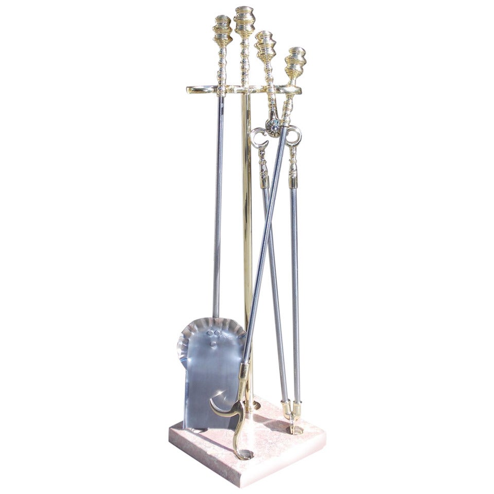 Ensemble d'outils américains en laiton et en acier poli sur support en marbre.  Circa 1830