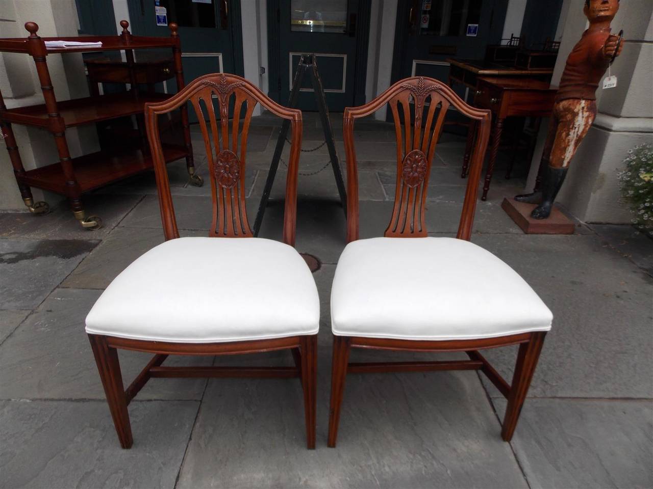 Hand-Carved Set of Six American Hepplewhite Mahogany Carved Wheat Sheaths Side Chairs C 1810 For Sale