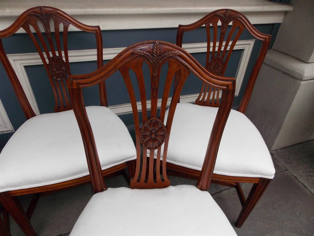 Set of Six American Hepplewhite Mahogany Carved Wheat Sheaths Side Chairs C 1810 In Excellent Condition For Sale In Hollywood, SC