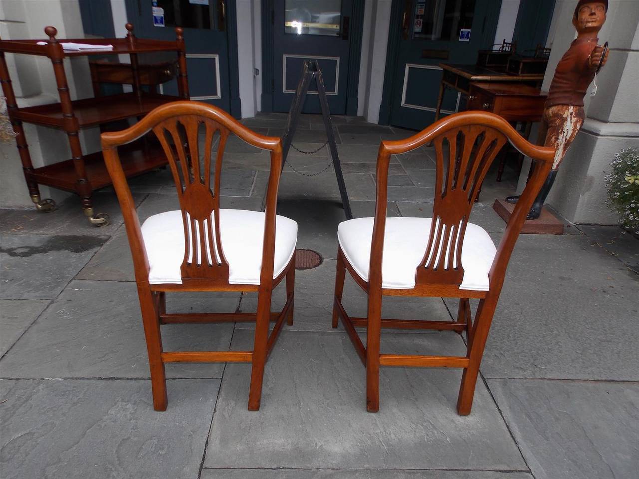 Set di sei sedie americane Hepplewhite in mogano intagliato con foderi di grano C 1810 in vendita 1