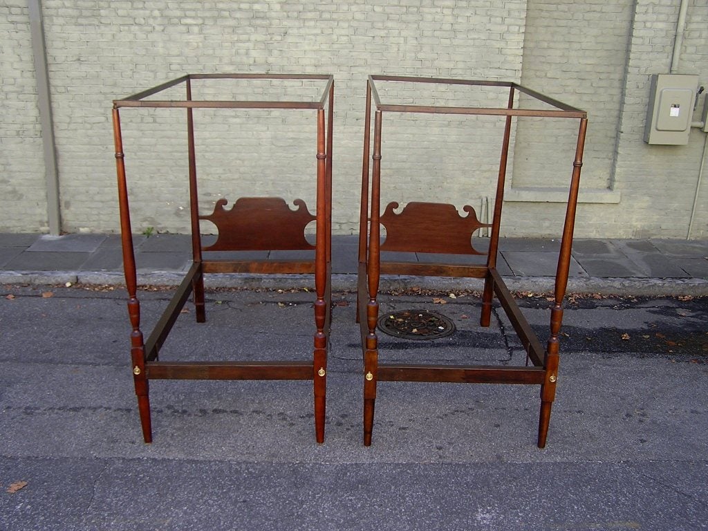 Paire de lits jumeaux en acajou américain avec têtes de lit à volutes sculptées, écussons en laiton et barrières latérales.  Convient aux matelas et aux sommiers jumeaux standard. Début du 19e siècle