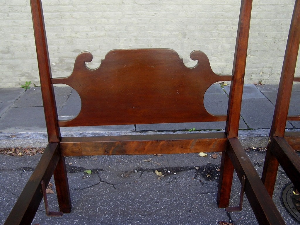 American Colonial Pair of American Mahogany Pencil Post and Head Board Twin Tester Beds, C. 1810 For Sale