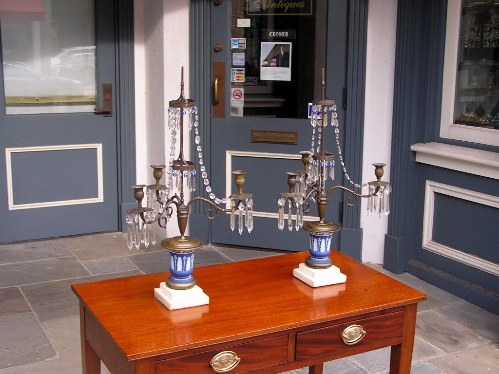 George III Paire de candélabres anglais en bronze et Wedgewood à trois bras et deux étages. Vers 1790 en vente