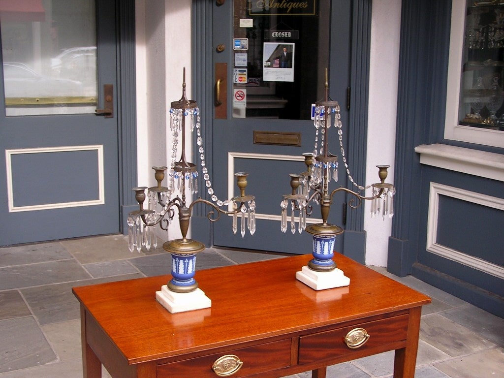Giorgio III Coppia di candelabri inglesi a tre bracci e due livelli in bronzo e legno di cuneo. C. 1790 in vendita