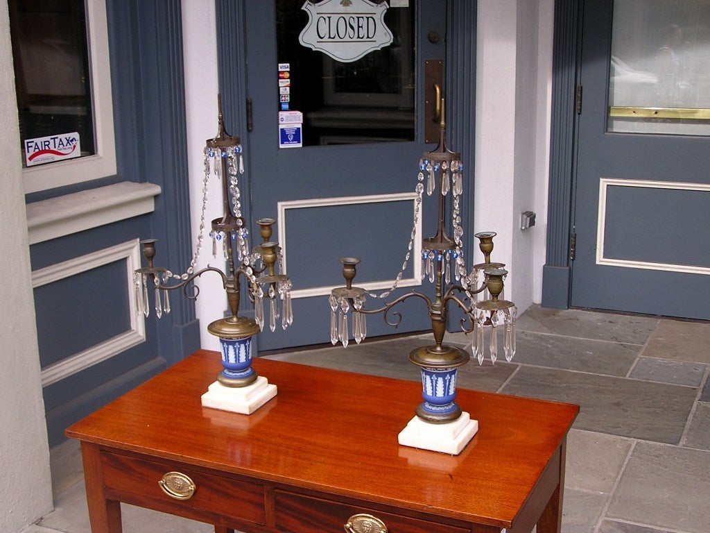 Anglais Paire de candélabres anglais en bronze et Wedgewood à trois bras et deux étages. Vers 1790 en vente