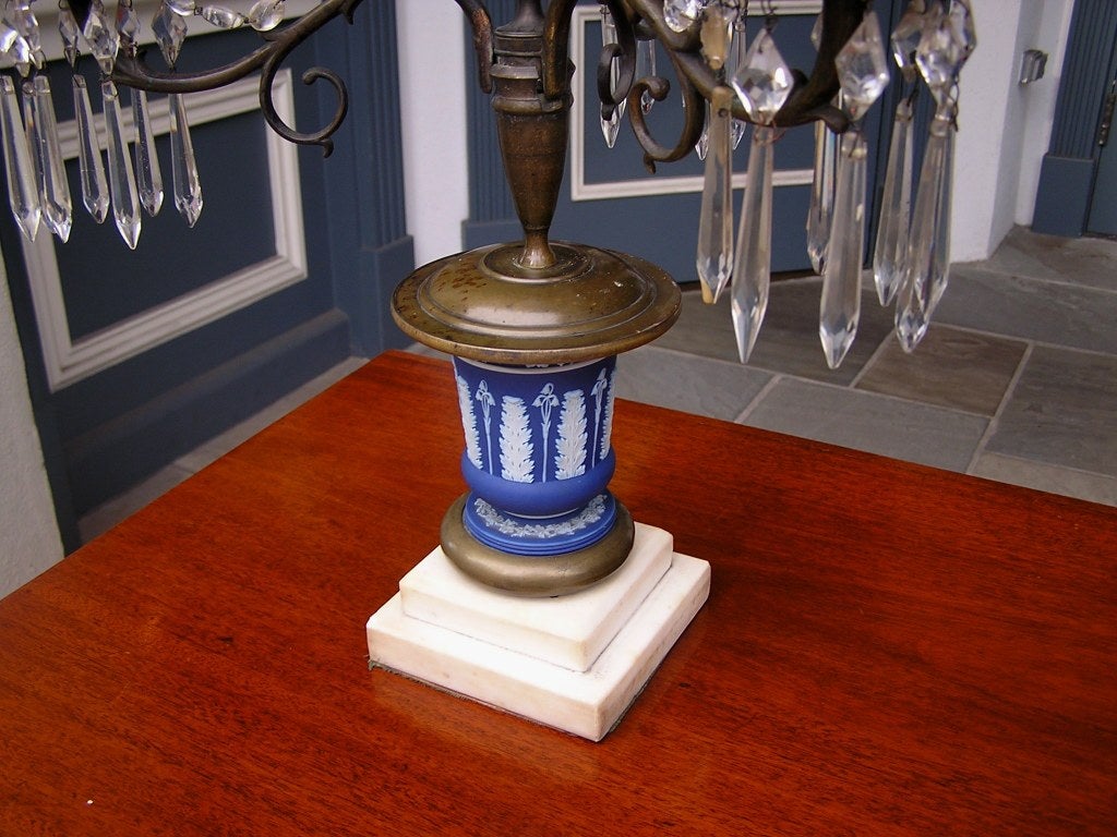 Paire de candélabres anglais en bronze et Wedgewood à trois bras et deux étages. Vers 1790 en vente 1