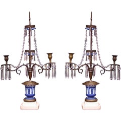 Pareja de candelabros ingleses de bronce y Wedgewood de tres brazos y dos pisos. C. 1790