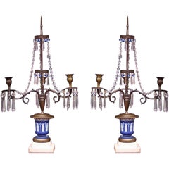 Paire de candélabres anglais en bronze et Wedgewood à trois bras et deux étages. Vers 1790