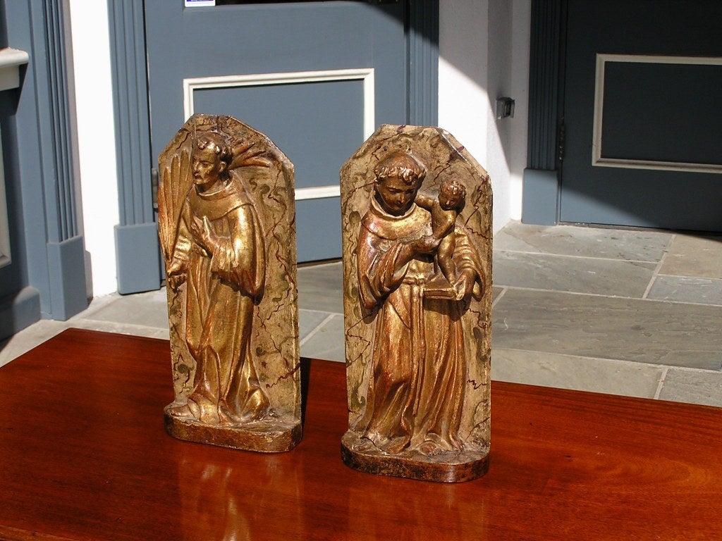 Paar italienische vergoldete, polychromierte, symmetrische Figuren aus Holz (Italienisch) im Angebot