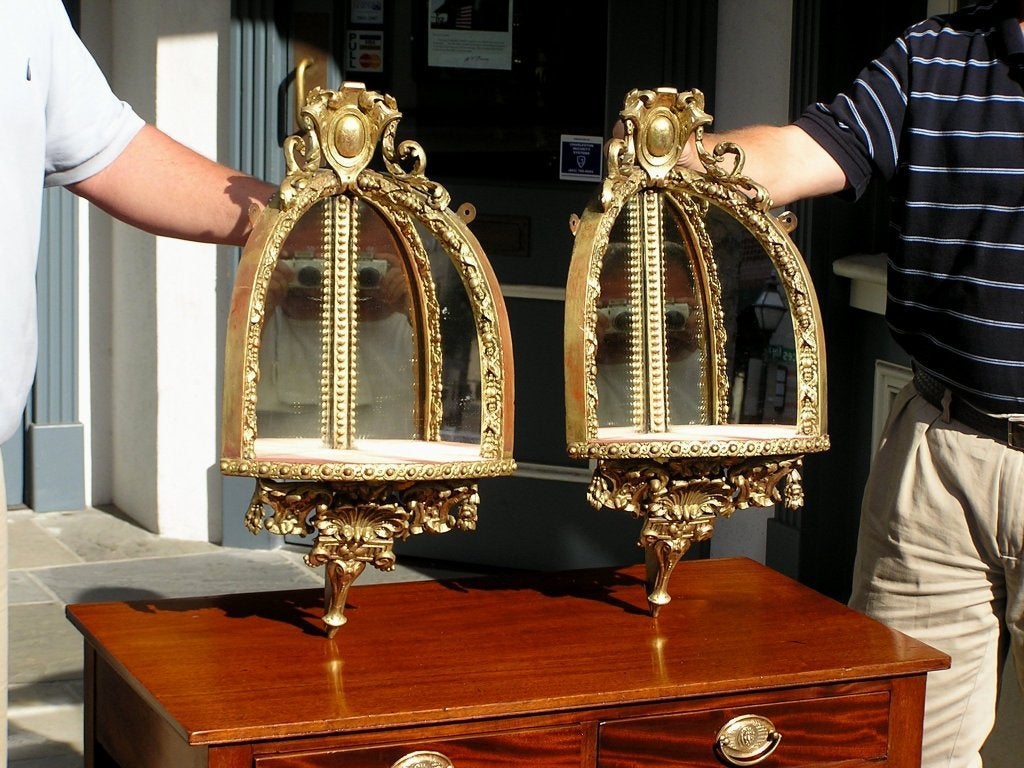 Pair of English Gilt Hanging Corner Wall Brackets In Excellent Condition For Sale In Hollywood, SC