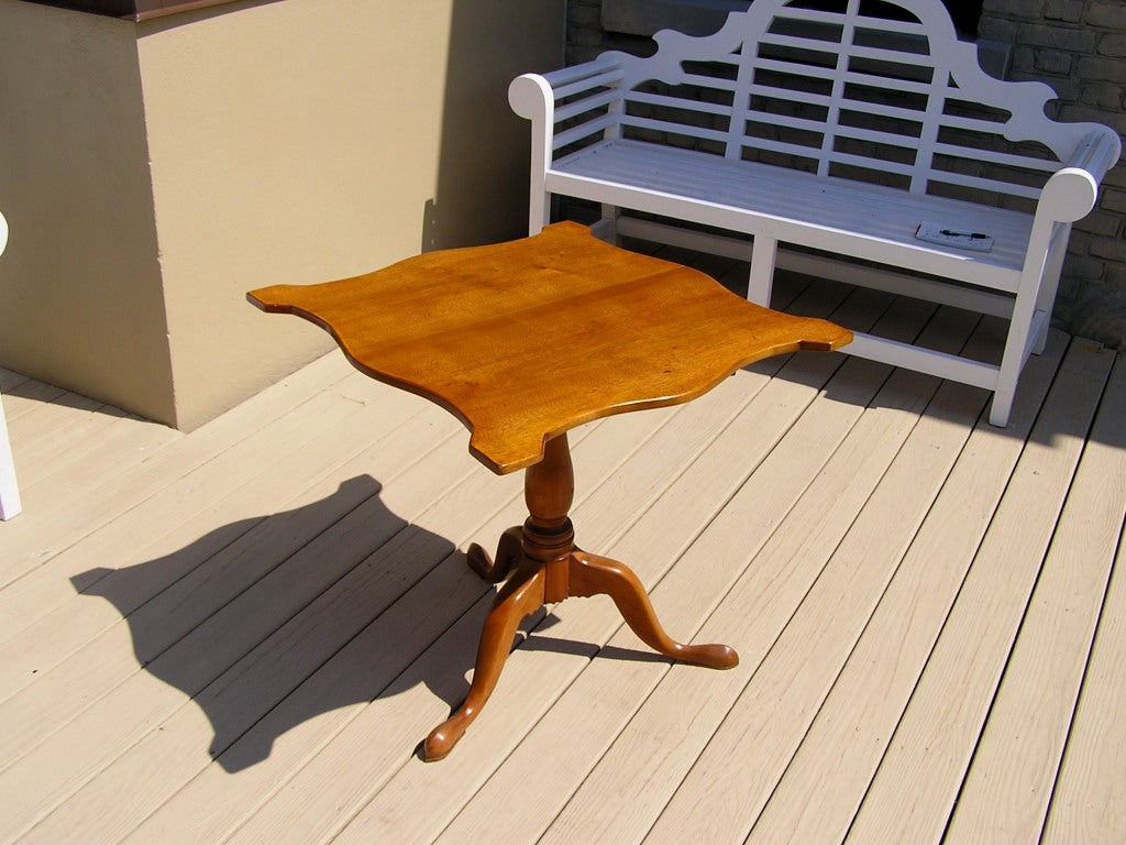 Hand-Carved American Chippendale Maple Serpentine Tilt Top Tripod Tea Table, Circa 1780 For Sale
