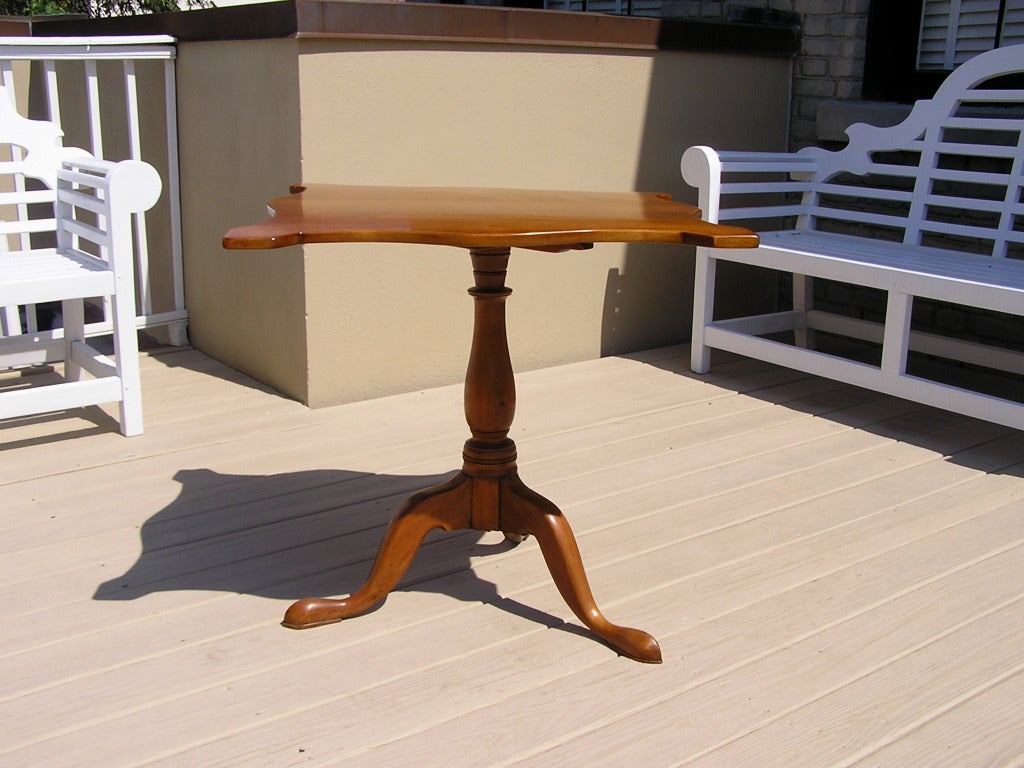 American Chippendale Maple Serpentine Tilt Top Tripod Tea Table, Circa 1780 In Excellent Condition For Sale In Hollywood, SC