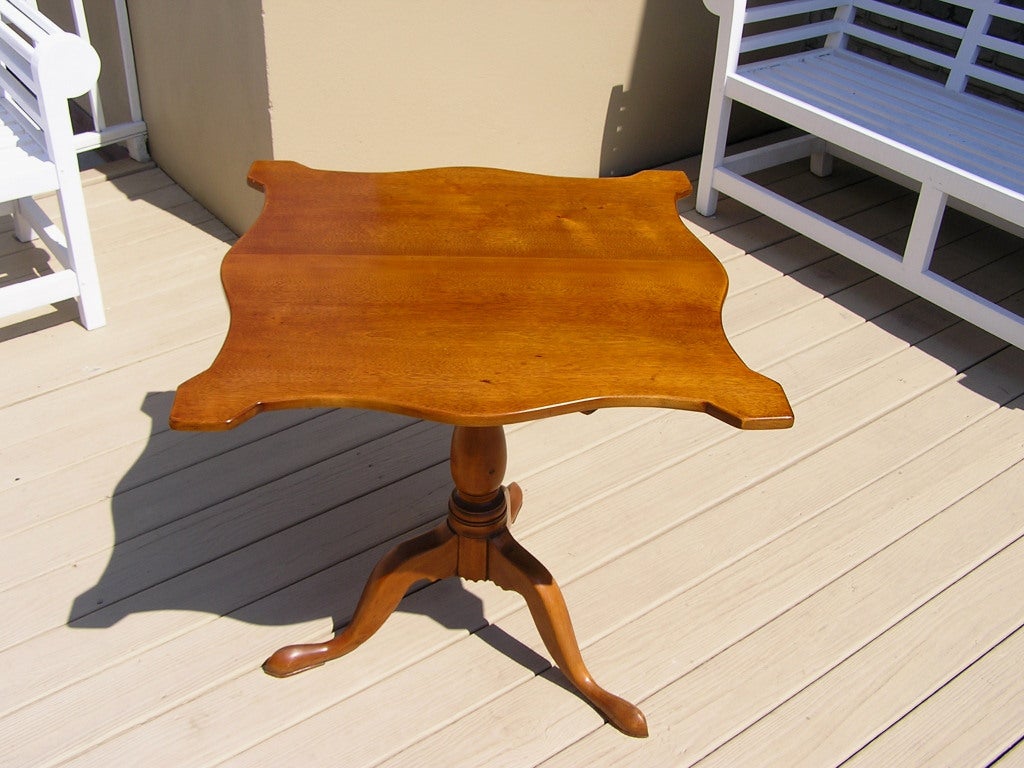 Late 18th Century American Chippendale Maple Serpentine Tilt Top Tripod Tea Table, Circa 1780 For Sale
