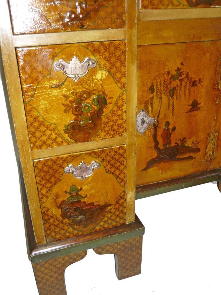 British George III Style Mustard Yellow Chinoiserie Japanned Kneehole Desk, 19th Century For Sale