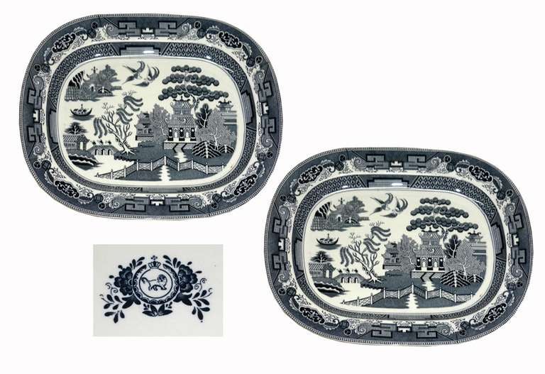 19th Century Pair of English Porcelain Willow Pattern Platters In Good Condition In Louisville, KY