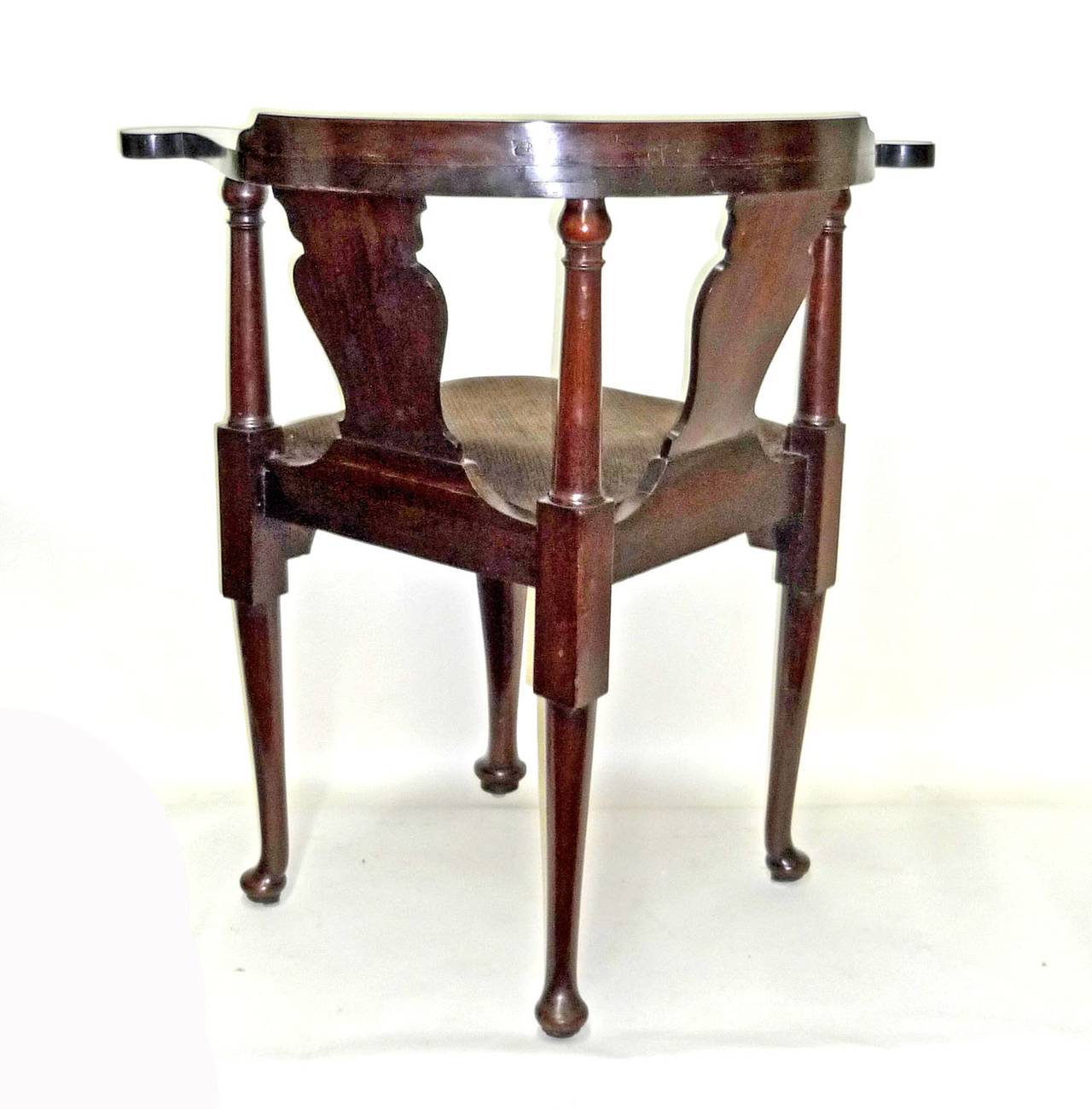 George II Mahogany Corner Chair, 18th Century In Good Condition For Sale In Louisville, KY