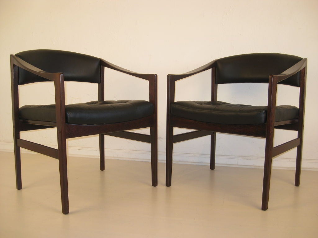 Beautiful pair of dark palisander rosewood frames with black leather backs and tufted leather seats designed by Dux and designed by Ray Zimmerman. The seat depth is 20" and the full depth with the back rest is 24". Great modernist design. 