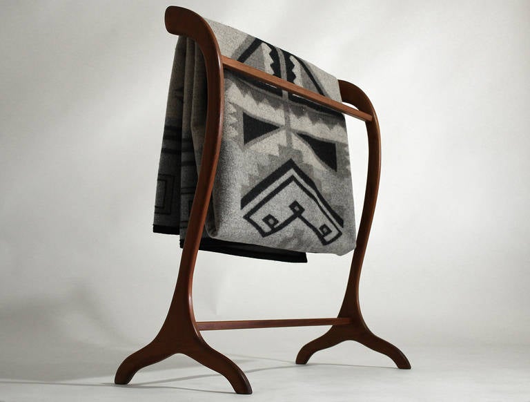 Nice curved sculptural lines on this simple Danish modern teak quilt or blanket rack. Excellent original condition.