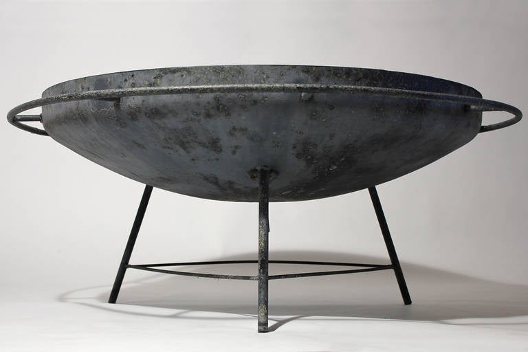1950s modernist iron fire pit most likely by Lobachi. All original weathered condition with original finish. Gas line fitting is present but the circular tube burner is gone.

Measures 42