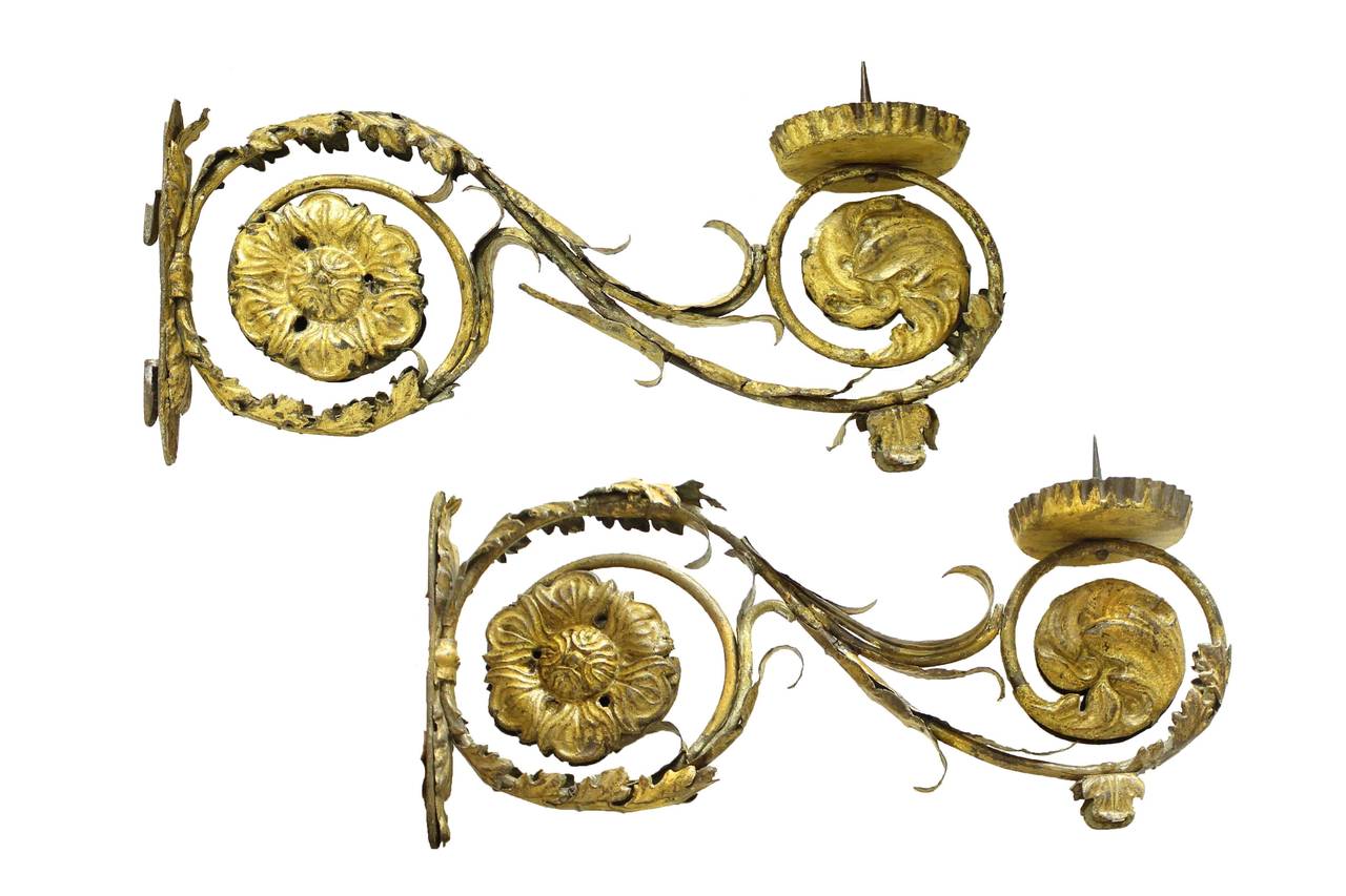 Pair of 18th Century Italian Gold Gilt Sconces In Good Condition In New Orleans, LA
